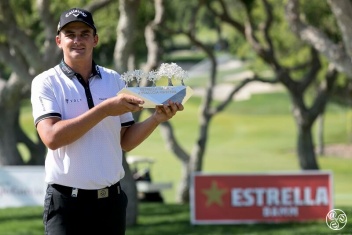 Christiaan Bezuidenhout with tournament trophy © Bosco Martín