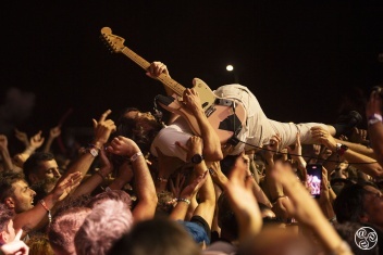 Idles, the punk rock band turn up the energy, as Mark “Bow” Bowman launches himself into the crowd. © Oscar L Tejeda
