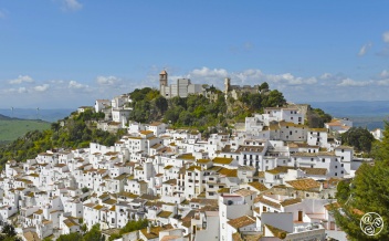 Whitewashed sugar-cube houses cascading down the hills of Casares, Spain © Michelle Chaplow