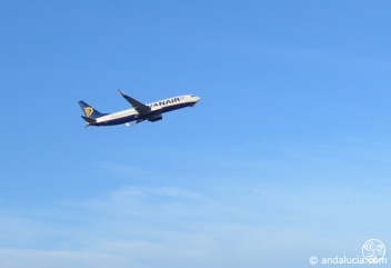 Ryanair flight taking off © Andalucia.com