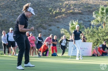 Caroline Hedwall makes her winning putt in Costa del Sol Open