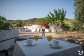 Drinks in the fresh air at El Horcajo Farm © Booking.com / El Horcajo
