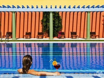 Drinks by the pool © Booking.com / Hotel Hacienda Montenmedio