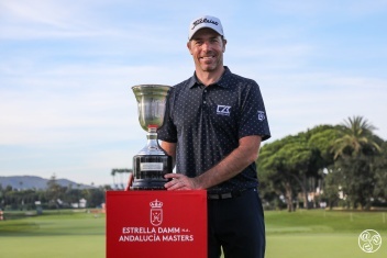 Julien Guerrier with the Estrella Damm N.A. Andalucía Masters trophy © Bosco Martín