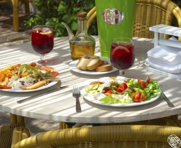 Everything just tastes better on the beach © Michelle Chaplow