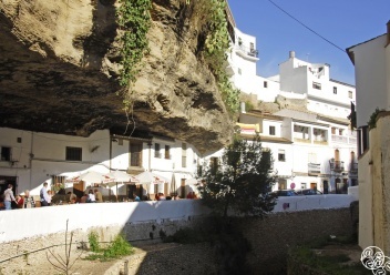Tapa hopping along Calle Cuevas del Sol © Michelle Chaplow