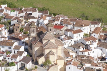 Stunning view from the hillside looking down on the white village of Alpandeire © Michelle Chaplow