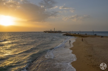 Sunset stroll to the Castle of San Sebastián along Paseo Fernando Quiñones — pure Cádiz magic © Michelle Chaplow