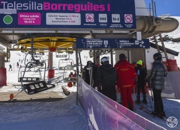 Green circle (verde): very easy, or nursery slope. This is a wide, gentle slope, with well-groomed snow. Ideal for beginners. © Michelle Chaplow