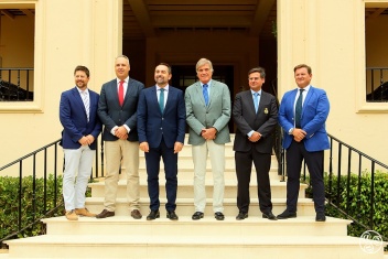 Special guests on the steps at Valderrama (From Left to right:Director AVM, Simo