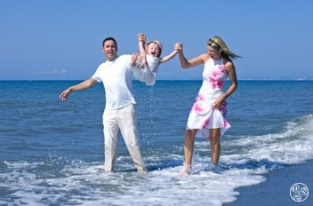 Family enjoying a day at the beach © iStock