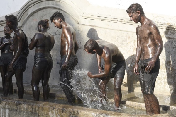 Cooling off in a fountain in Baza © Michelle Chaplow