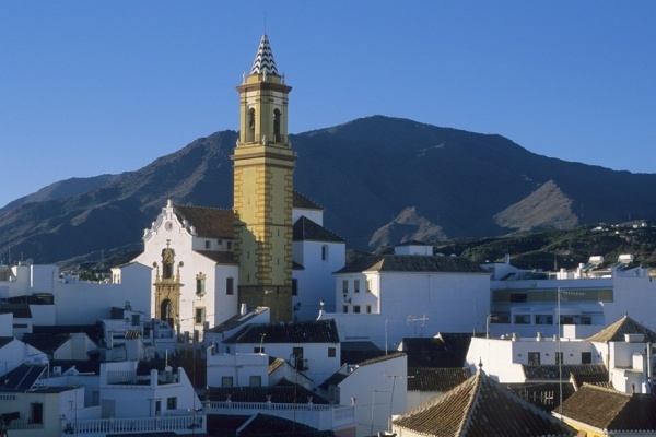 Estepona rooftops, church and Sierra Bermeja © Michelle Chaplow