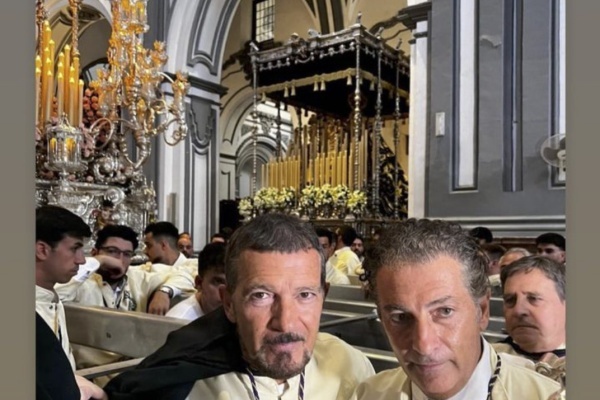 A punto de sacar por la calles de Málaga a nuestra Niña de San Juan. Feliz #domingoderamos  @rcfusionadas @virgendelagrimasyfavores  #virgendelagrimasyfavores #Malaga #SemanaSanta© Antonio-Banderas