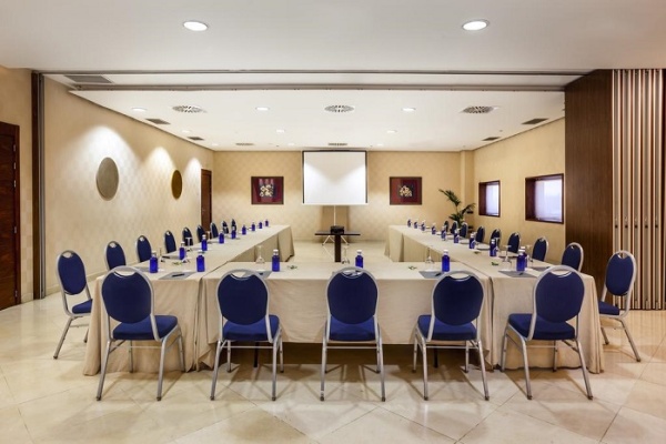 Well dressed conference space © Booking.com / Barceló Granada Congress