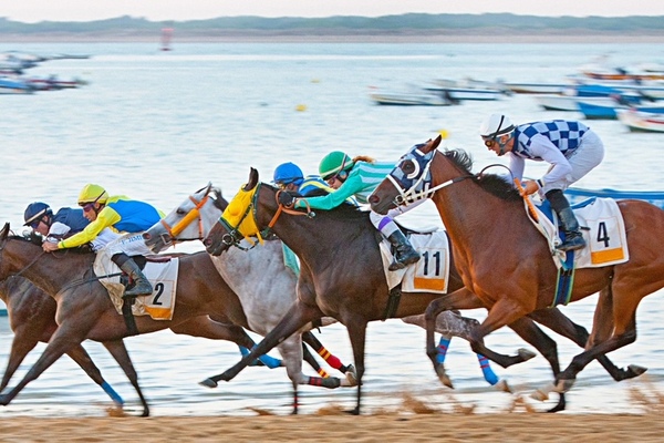 Horseracing on the golden sands of Sanlúcar. Photo Ricardo Jiménez 