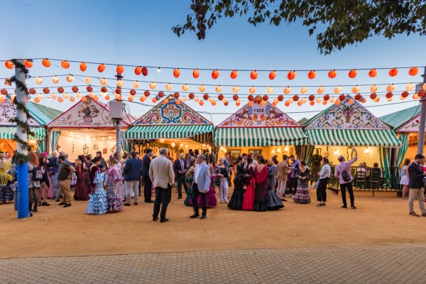 The Feria has over 1,000 casetas (literally small houses), green or red-and-white striped tents of varying sizes arranged along 15 streets. © istock photo 