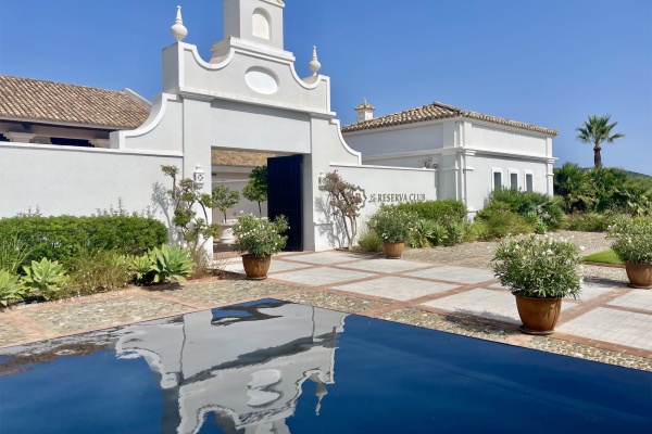 The entrance to the La Reserva Clubhouse © Michelle Chaplow