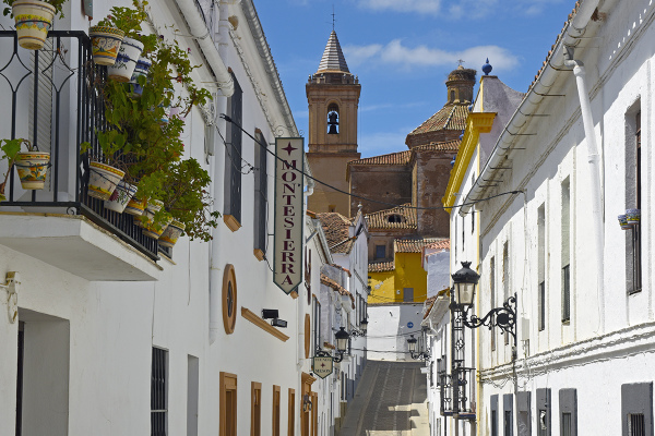 Calle Barco leads from the main shopping street to the 18th-century Iglesia de San Miguel © Michelle Chaplow