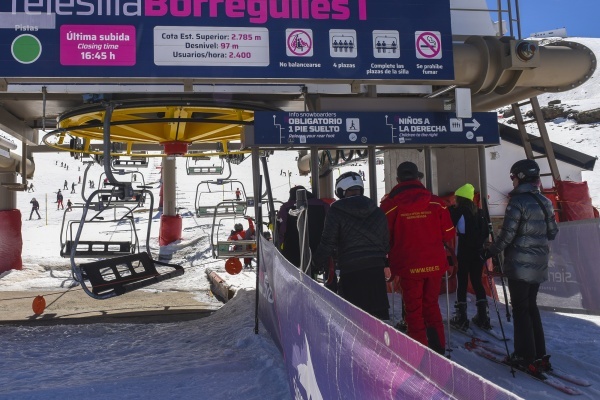 Green circle (verde): very easy, or nursery slope. This is a wide, gentle slope, with well-groomed snow. Ideal for beginners. © Michelle Chaplow