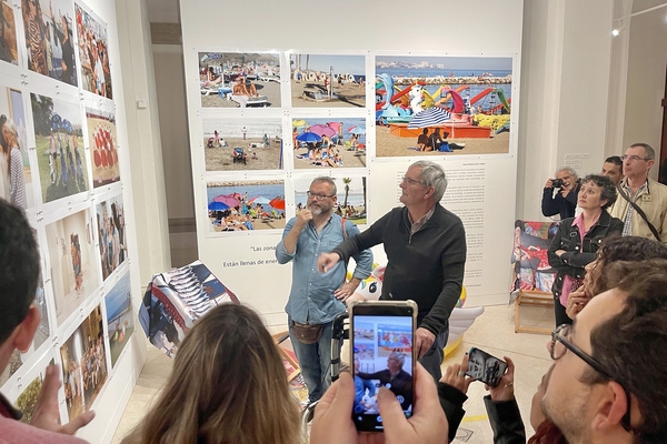 Marin Parr giving a guided tour of his new show Malaga Express© Michelle Chaplow