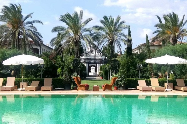 Pool-side view © Booking.com / Hotel Monasterio de San Martín