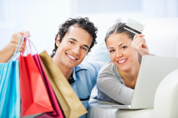 Happy couple shopping © iStock