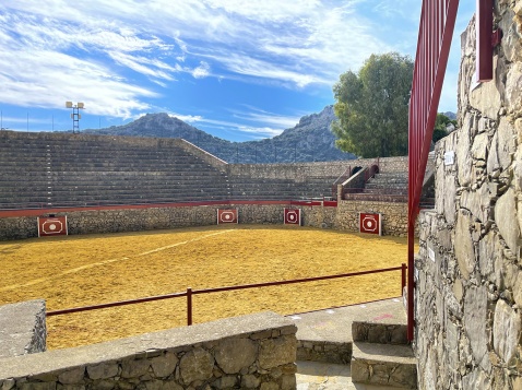 The bullring of Villaluenga del Rosario, is not round, it´s unusually hexagaonal