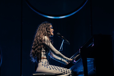 Amaia was dressed head to toe in sparkles. © Sharon Lopez