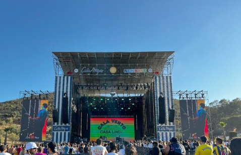 Crowds began to pour in as Cala Vento opened up the main Sunrise stage © Alex Cutts