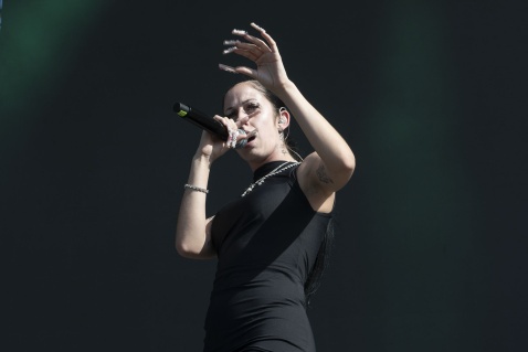 Juicy Bae opened on the Victoria stage, her urban sound and auto-tuned vocals were high energy. © Oscar L Tejeda