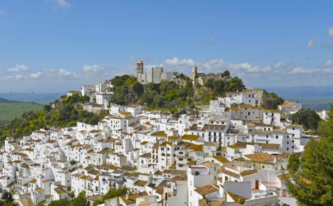 Whitewashed sugar-cube houses cascading down the hills of Casares, Spain © Michelle Chaplow