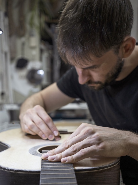 "To become a guitar-maker, the most important thing tis the talent and passion you put into it" Diego Cabeza © Fernando Rojas 