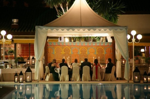 Evening banquet by the pool © Booking.com / Hotel Jerez & Spa