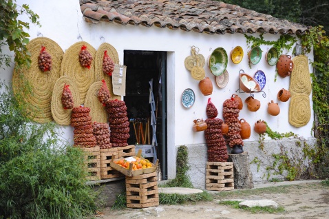 Quaint roadside souvenir shop in Galaroza © Michelle Chaplow