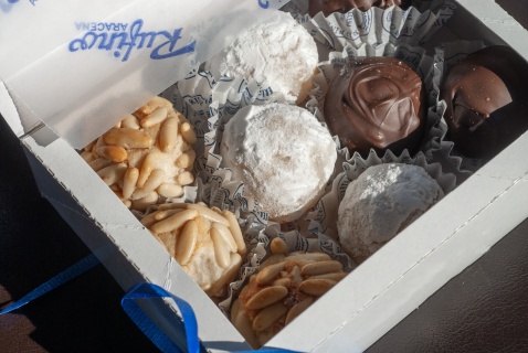 Traditional Spanish Christmas pastries (of the non-"turrón" type) add a special touch to the holidays with their own distinct flavours - and textures! © Michelle Chaplow