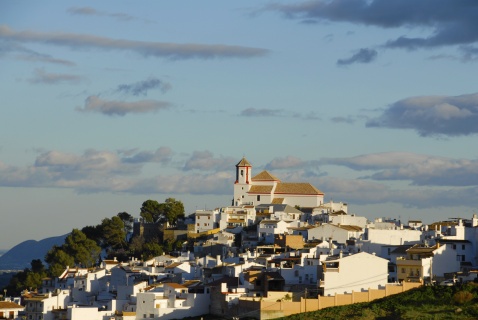 The white village of Alozaina © Michelle Chaplow