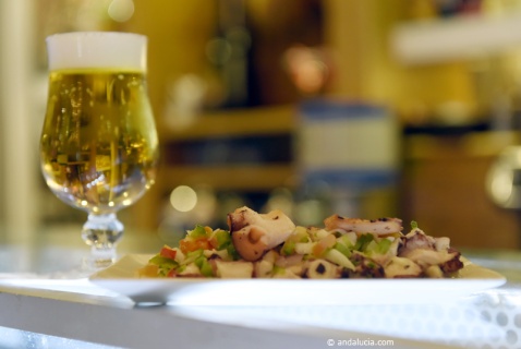 Ensalada de pulpo - Octopus salad and a cool beachside beer.