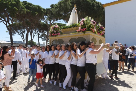 The focal point of the procession is the icon of the Virgin of Fátima, which is carried in procession. (c) Michelle Chaplow