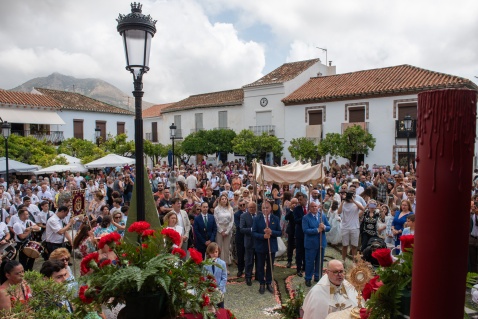  The Corpus procession passes through the Plaza de España in the village of Benalmadena. The priest gives a blessing at the ornate open-air altar and the town band accompanies the procession. © Michelle Chaplow