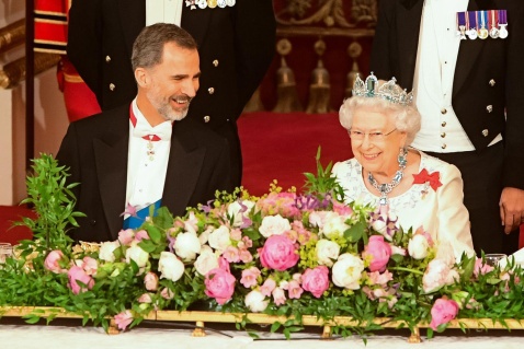 Queen Elizabeth II and King Felipe VI of Spain during the State Banquet at Buckingham Palace, London for the King's State Visit to the UK in 2017. © Alamy