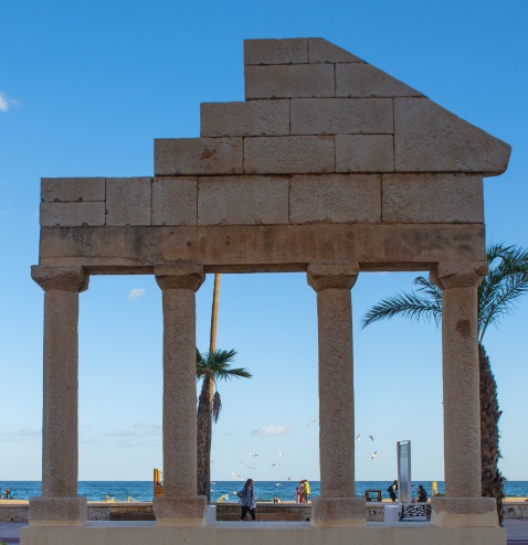El pórtico del templo romano del paseo marítimo de Los Boliches - The portico of the Roman temple on the Los Boliches seafront promenade © Michelle Chaplow