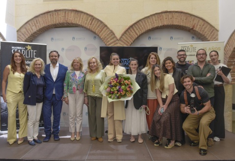 The Starlite team and a boquet of flowers for Sandra García-San-juán © Michelle Chaplow