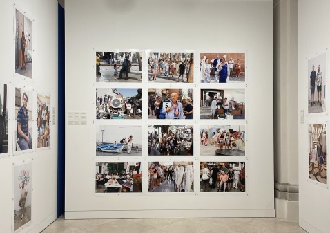 There are 104 images in the Malaga Express exhibition. There are 104 images in the Malaga Express exhibition.