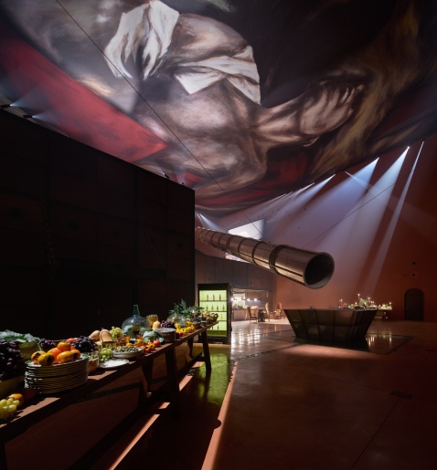 Ara´s art work floats above the liquid gold