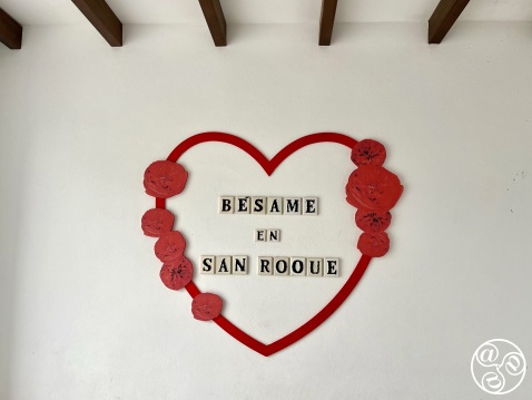 Bésame en San Roque, Kiss me in San Roque in the Plaza de Armas © Michelle Chaplow