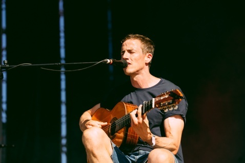 Charlie Cunningham opened up the Victoria stage as the hot summer sunshine beat down on the crowd. © Sharon Lopez