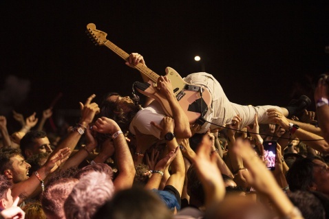 Idles, the punk rock band turn up the energy, as Mark “Bow” Bowman launches himself into the crowd. © Oscar L Tejeda