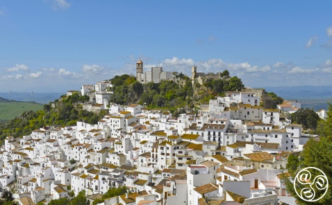 Whitewashed sugar-cube houses cascading down the hills of Casares, Spain © Michelle Chaplow