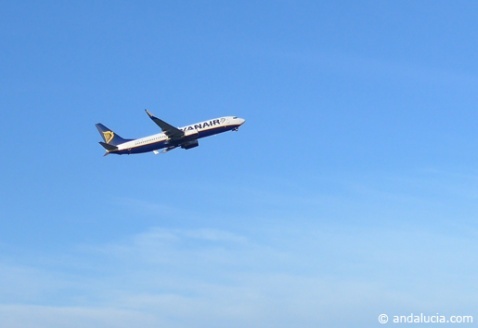 Ryanair flight taking off © Andalucia.com
